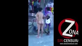Colombiana desnuda en la calle