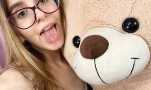 Ariana_Petite naked before webcam in live video chat