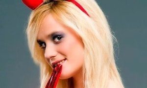 AshleyDoon naked before webcam in live video chat