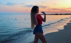 DinaMerritt naked before webcam in live video chat