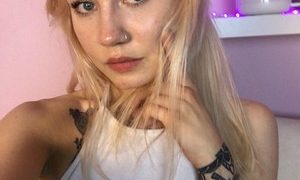 Dolly_alice naked before webcam in live video chat