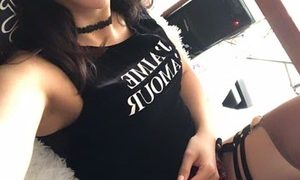 Domi_Em naked before webcam in live video chat