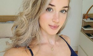 Fashion_girl_ naked before webcam in live video chat