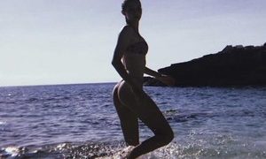 Foxx_ naked before webcam in live video chat