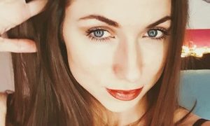 LadyEn naked before webcam in live video chat