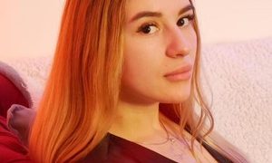 Lexi_Gilbert1 naked before webcam in live video chat