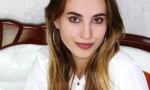 LindaFoxE naked before webcam in live video chat