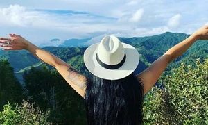 Luan_flower naked before webcam in live video chat