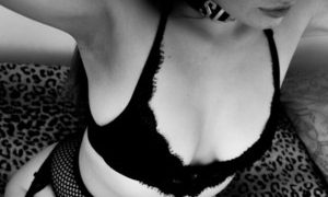 QueenZafi naked before webcam in live video chat