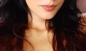 Sofii_cute naked before webcam in live video chat