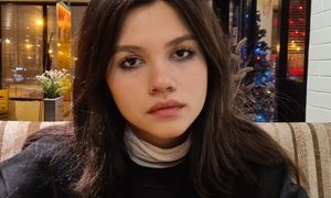 Urlittlefairy naked before webcam in live video chat
