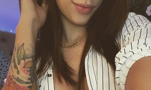 AprilQueen naked before webcam in live video chat