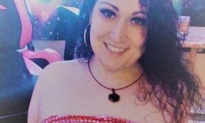 ASirenMercury naked before webcam in live video chat