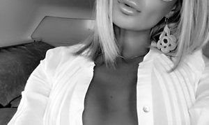 Beatrix_Kisss naked before webcam in live video chat