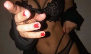 Charmde_noir naked before webcam in live video chat