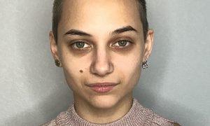 FelyCarreng naked before webcam in live video chat