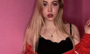 HannaM0ntana naked before webcam in live video chat