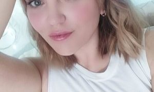 LaraFoxx naked before webcam in live video chat