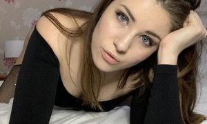 Larah_Sky naked before webcam in live video chat