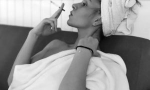 Larys_ naked before webcam in live video chat