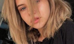 Lizaa_ naked before webcam in live video chat