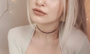 Miss_Vivi naked before webcam in live video chat