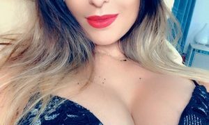 MuzzeBabe naked before webcam in live video chat