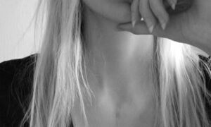 Nikki_Taylor_ naked before webcam in live video chat