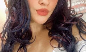 Samantha04 naked before webcam in live video chat