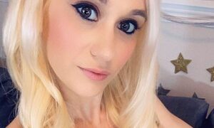 Schatze_Blake naked before webcam in live video chat