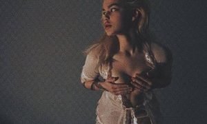 SerenaWodsen naked before webcam in live video chat