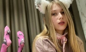 SweetyFreya naked before webcam in live video chat