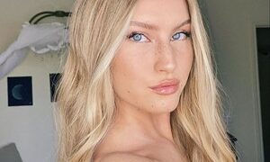 Thezabrina naked before webcam in live video chat