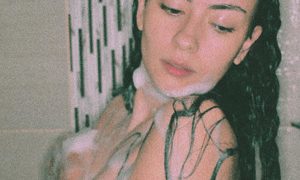 VanessaMFC naked before webcam in live video chat