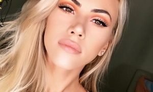 VivianisHere naked before webcam in live video chat