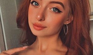 VoicePrincess naked before webcam in live video chat
