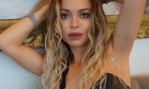 Xenia_Dream naked before webcam in live video chat