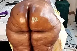 MsWhiteChocolatte naked on cam for live sex chat