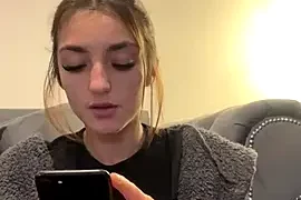 BellaaBanks naked on cam for live sex chat