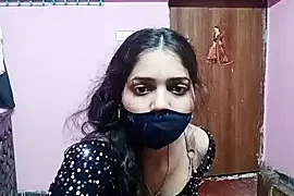 Cute-Simmi naked on cam for live sex chat