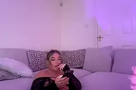 Honeyxoxxo naked on cam for live sex chat