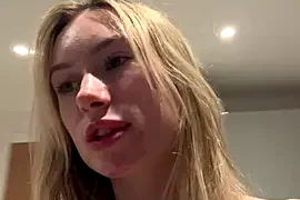 SexySaraxxoo naked on cam for live sex chat